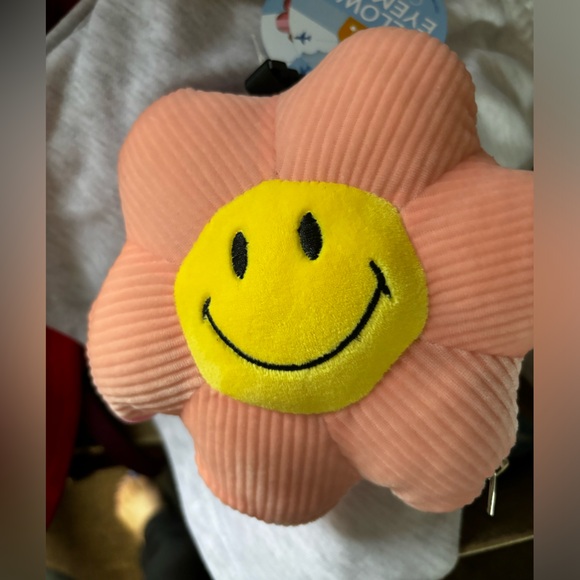 Sold! ☘️Travel pillow and eye mask. Zip up when not in use and clip to your bag. - Picture 3 of 3